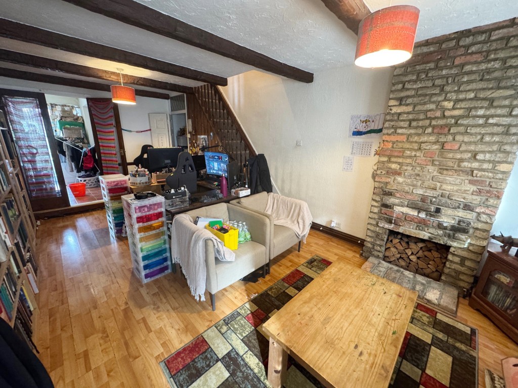 Lot: 28 - FREEHOLD TERRACE HOUSE INVESTMENT - Living room alternative view
